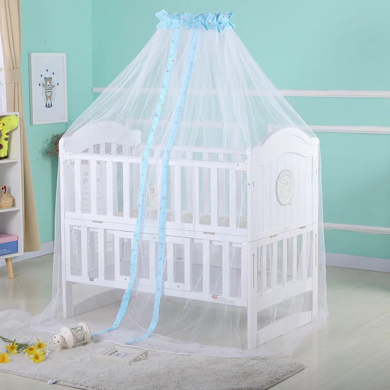 lit-bebe-avec-baldaquin-bleu