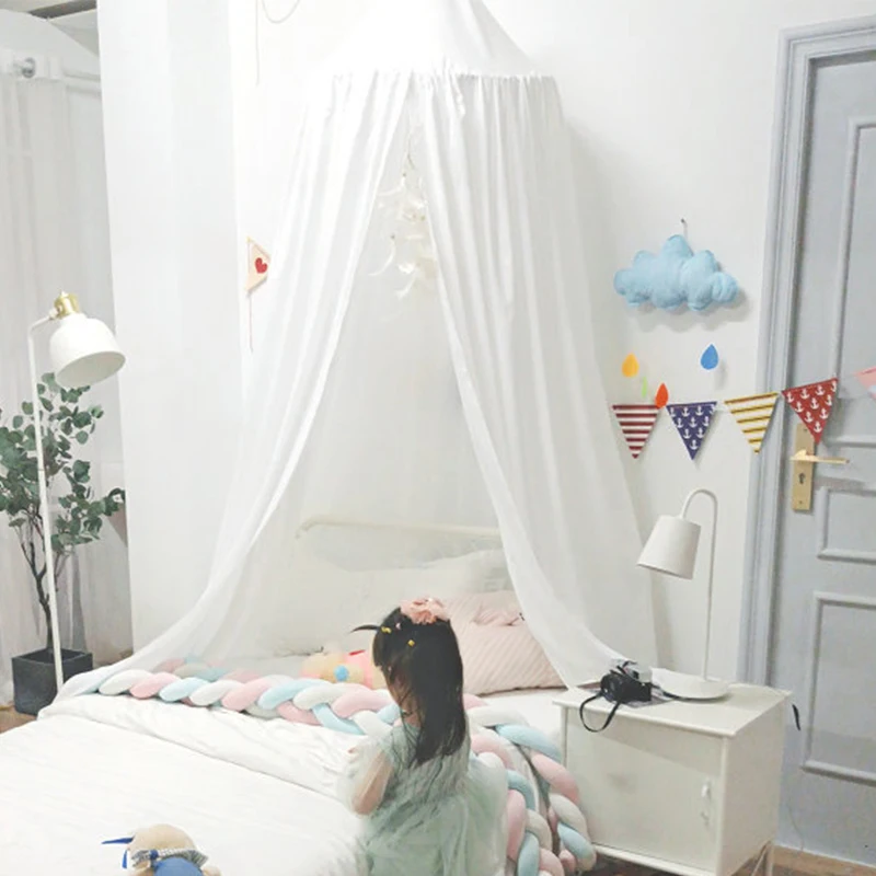 chambre-enfant-avec-lit-a-baldaquin