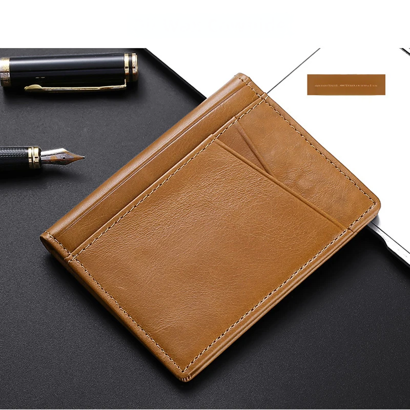Porte carte homme - cuir élégant, ambiance classique, écriture précieuse